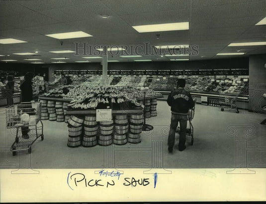 1984 Press Photo Milwaukee Pick'n Save stores offer produce variety year 'round - Historic Images