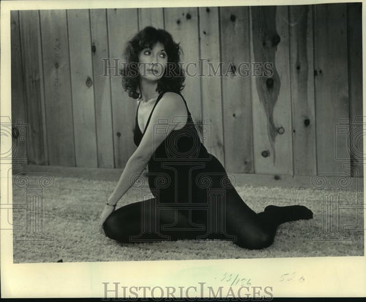 1983 Press Photo Yoga pose, Seated side twist during pregnancy - mjb83981 - Historic Images