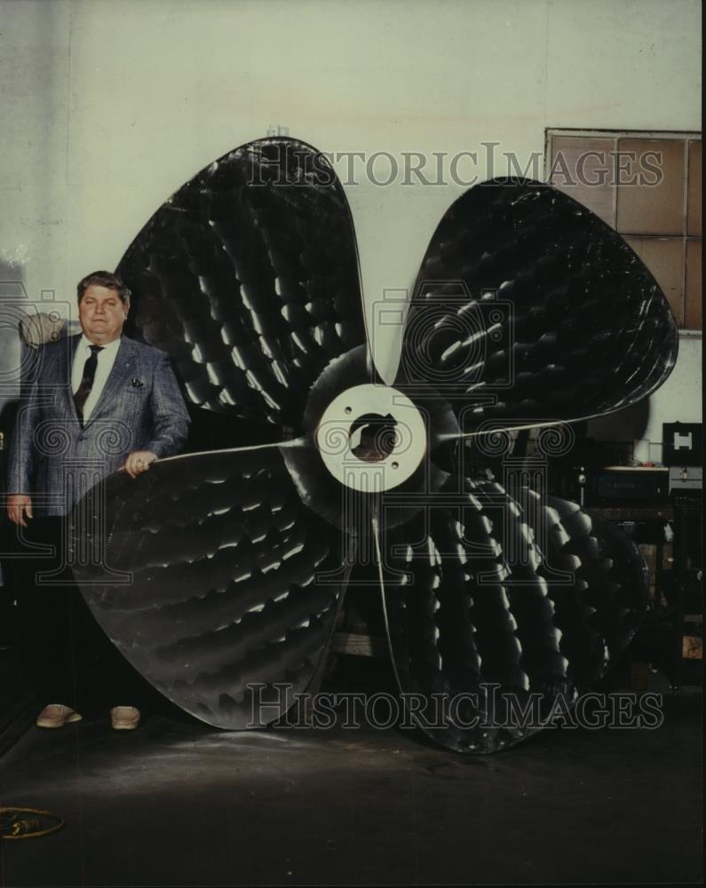 1990 Press Photo Karl Kahienberg, displays largest propeller finished by company - Historic Images