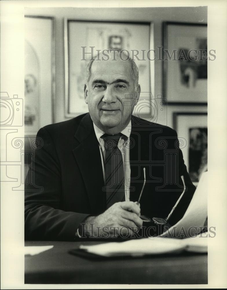 1987 Press Photo Robert Kahlor, executive at the Journal/Sentinel, Milwaukee. - Historic Images