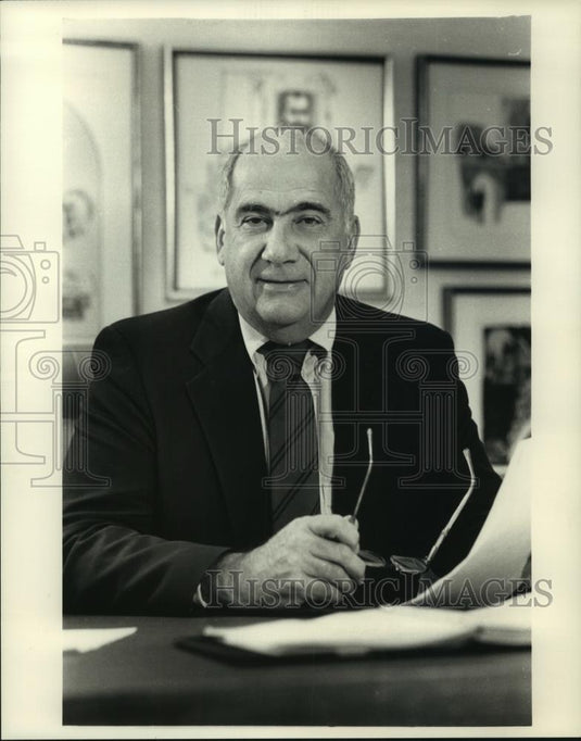1987 Press Photo Robert Kahlor, executive at the Journal/Sentinel, Milwaukee. - Historic Images