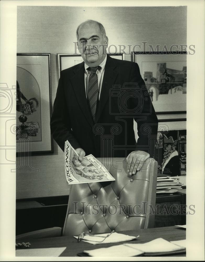 1987 Press Photo Robert Kahlor, Journal/Sentinel executive in office, Milwaukee. - Historic Images