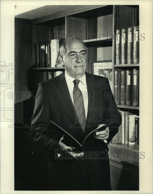 1987 Press Photo Robert Kahlor Journal/Sentinel executive, Milwaukee. - Historic Images