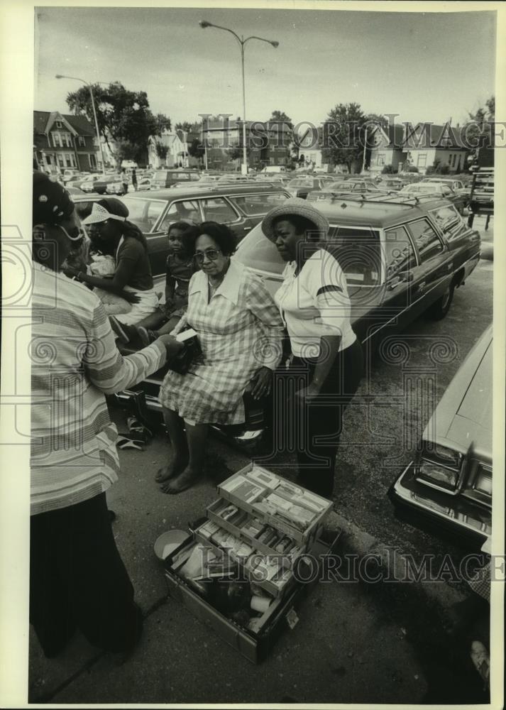 1981 Press Photo Sitting on cars during Milwaukee&#39;s Juneteenth Day festival - Historic Images