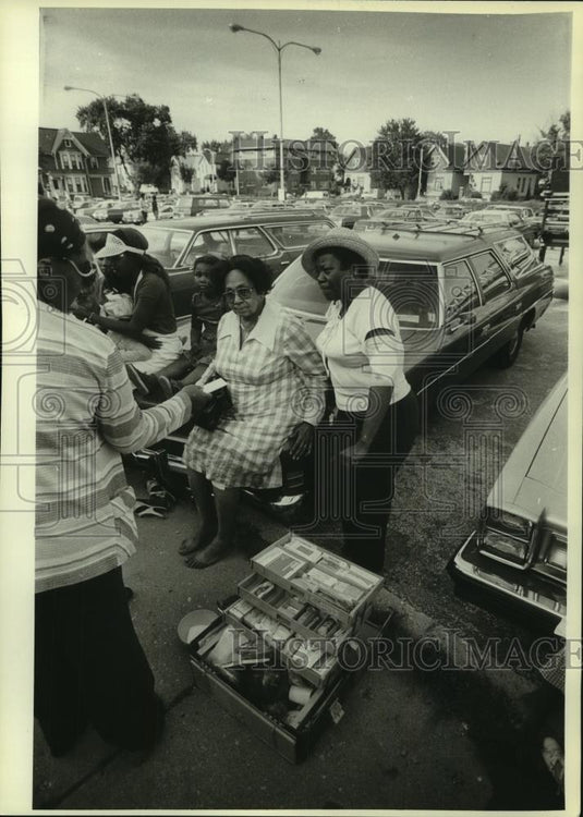1981 Press Photo Sitting on cars during Milwaukee's Juneteenth Day festival - Historic Images