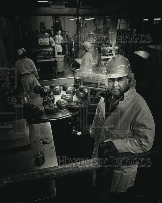 1990 Press Photo Lee Odenwald Of Peck Foods Corp. At Emmber Brands Processing - Historic Images