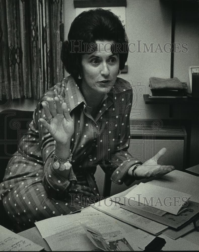 1977 Press Photo Mrs. Pat Jocz, Administrator At Sacred Heart School Of Theology - Historic Images