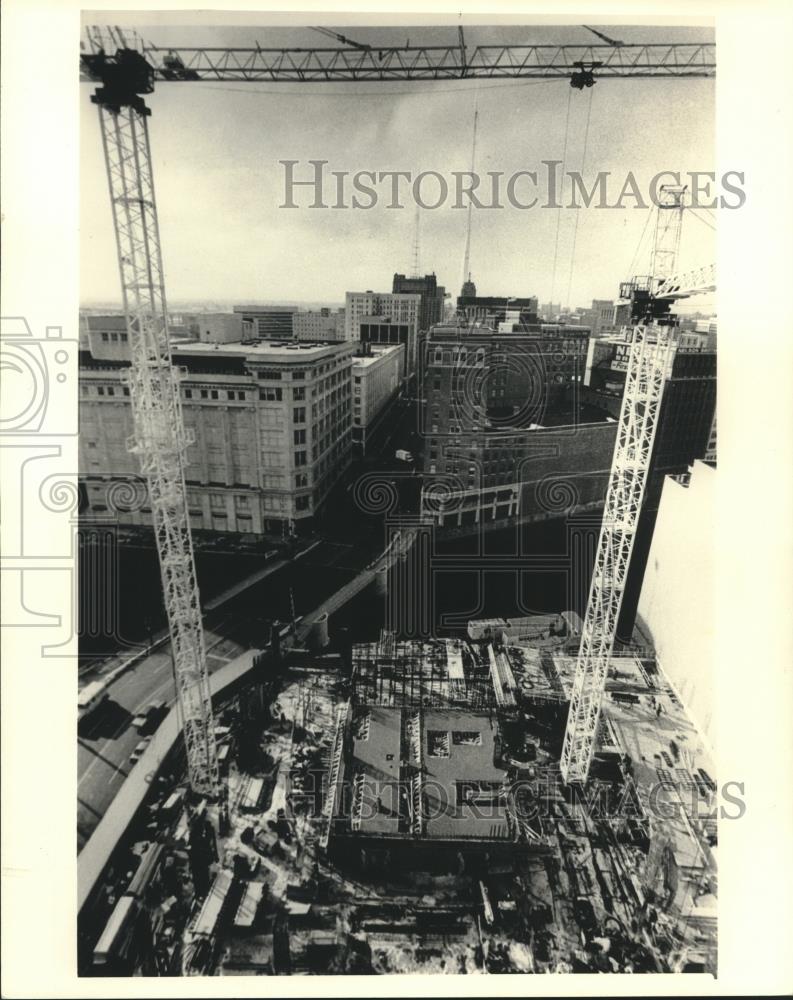 1987 Press Photo Cranes at construction site of 100 East office tower, Milwaukee - Historic Images