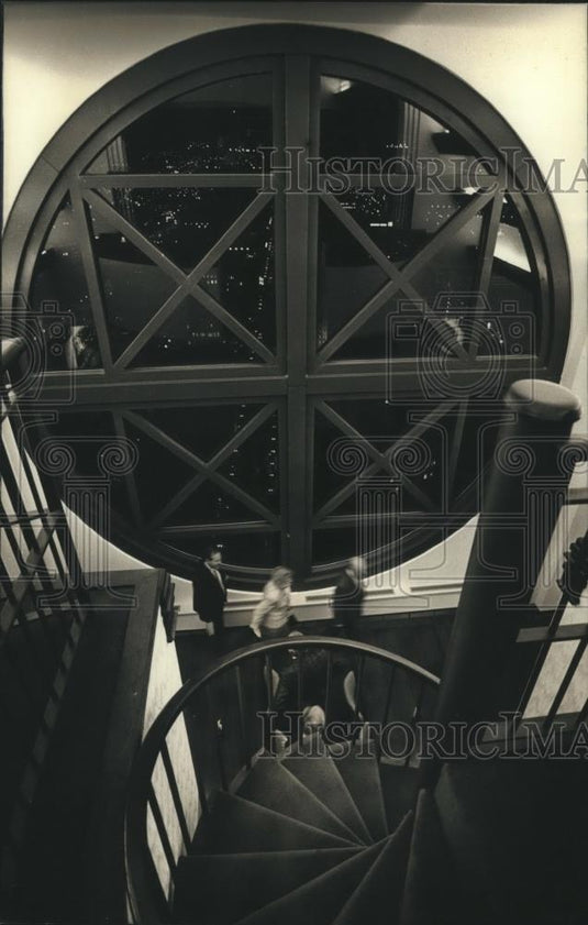 1989 Press Photo Spiral stairway in Michael Best & Friedrich's law library - Historic Images