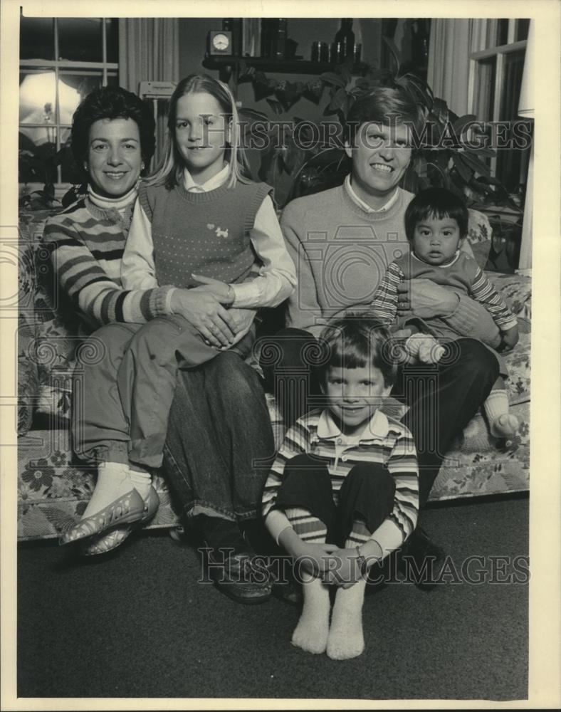 Press Photo Barbara and David Olson Posing With Their Children in Wauwatosa - Historic Images