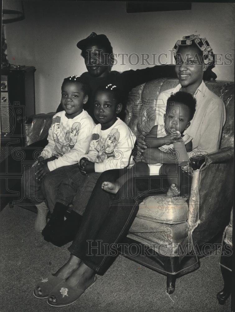 1988 Press Photo Endra Cosby And His Family In Their New Hope Apartment Unit - Historic Images