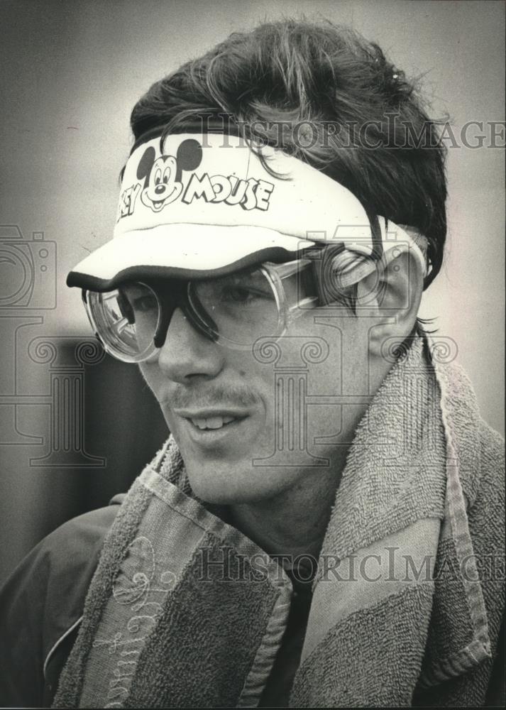1988 Press Photo Former Michigan Runner, Mark Horwitz, Wearing Mickey Mouse Hat - Historic Images