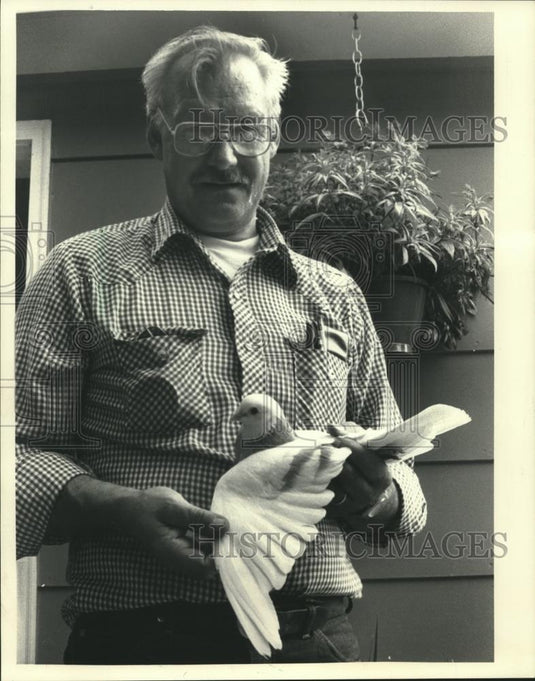 1986 Press Photo Steve Houman With One of His Performing Pigeons - mjb85065 - Historic Images