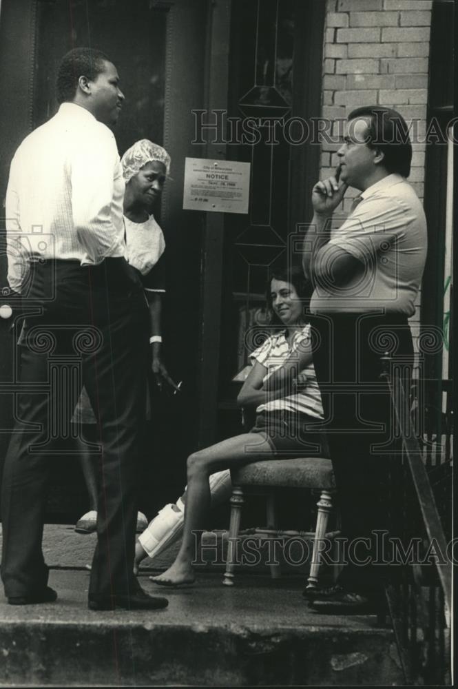 1988 Press Photo Code enforcement Inspector speaks with tenants in Milwaukee - Historic Images