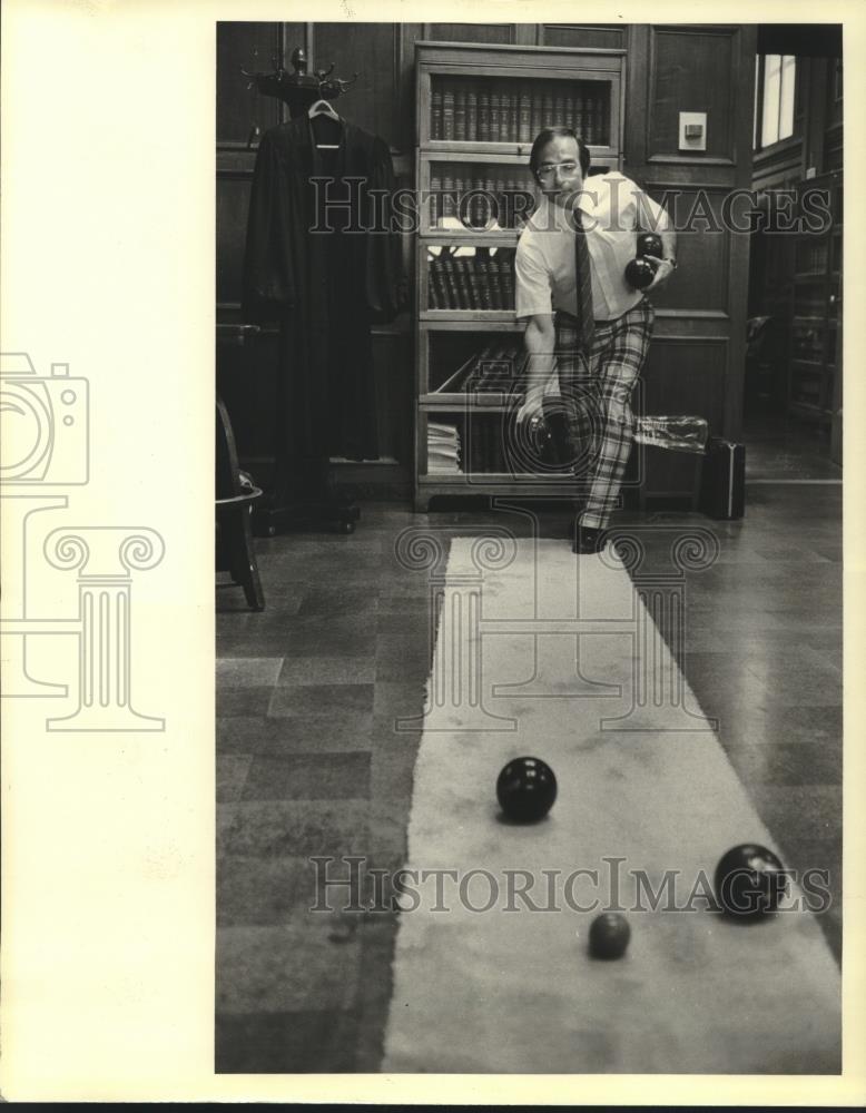 1981 Press Photo Circuit Judge William Jennaro Practicing Boccee Ball - Historic Images