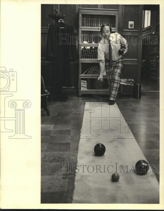 1981 Press Photo Circuit Judge William Jennaro Practicing Boccee Ball - Historic Images