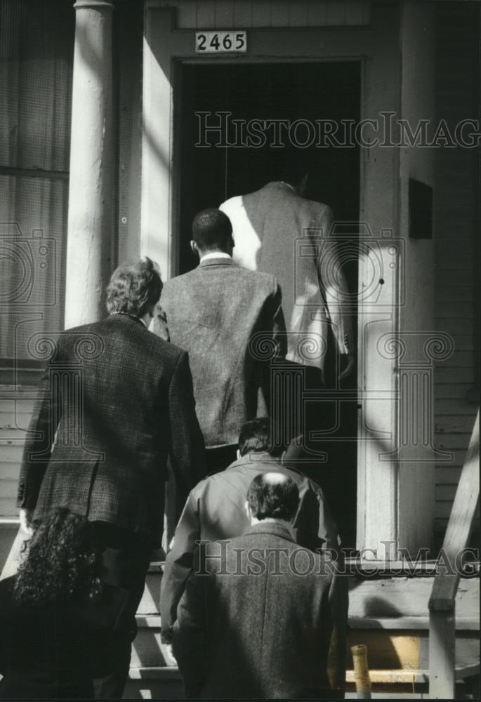 1993 Press Photo Elliot House, accompanied by detectives and attorneys at scene. - Historic Images