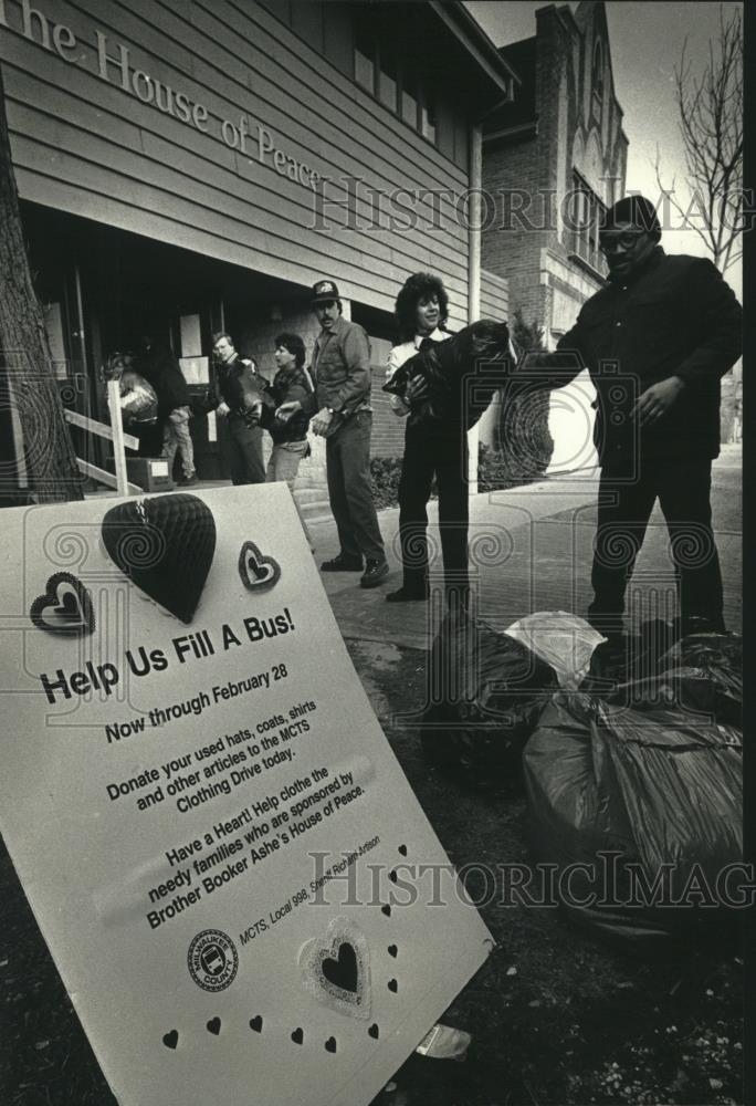 1991 Press Photo Amalgamated Transit Union moves bags of clothes, Milwaukee. - Historic Images