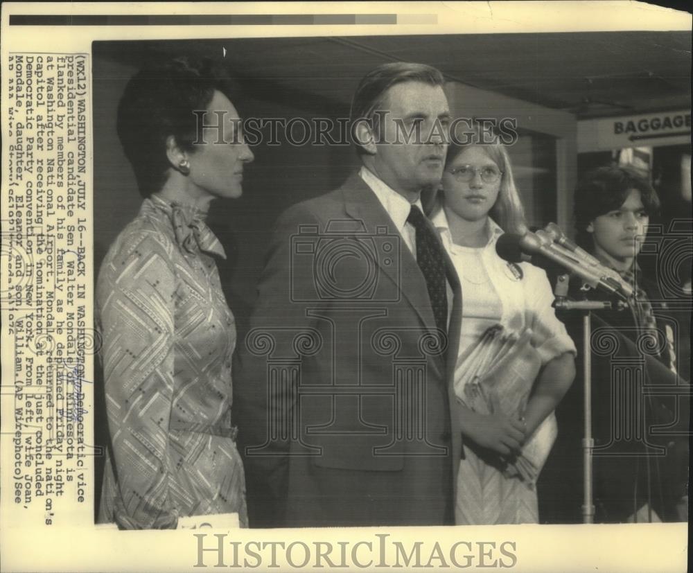 1976 Press Photo Vice President Walter Mondale at Washington National Airport - Historic Images