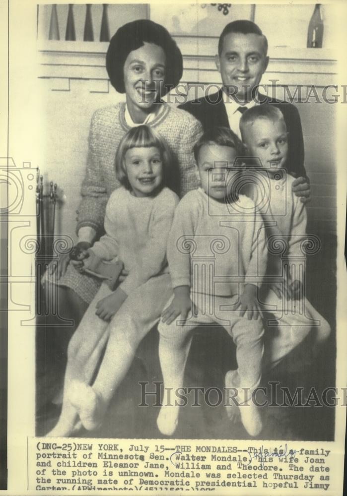 1976 Press Photo Family portrait of Walter Mondale, Minnesota Senator - Historic Images