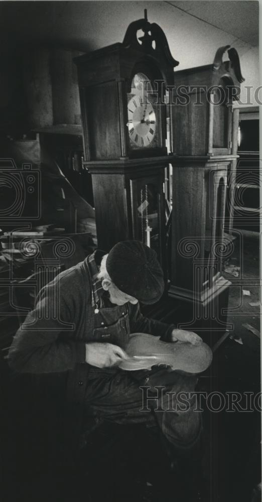 1978 Press Photo Craftsman Louis Robson-Ropson carves a violin, Wisconsin - Historic Images