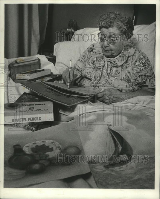 1978 Press Photo Artist Lucille Robinson at Mount Carmel Nursing Home Milwaukee - Historic Images