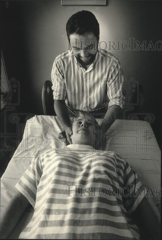1988 Press Photo Rolfer Joe Laura adjusts a client. - mjb86383 - Historic Images
