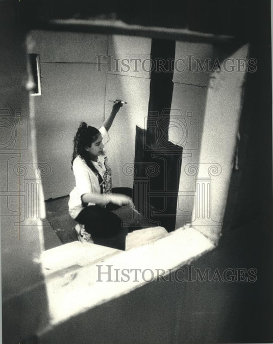 1992 Press Photo South Division H.S. Senior Dawn Saldivar paints a fireplace - Historic Images