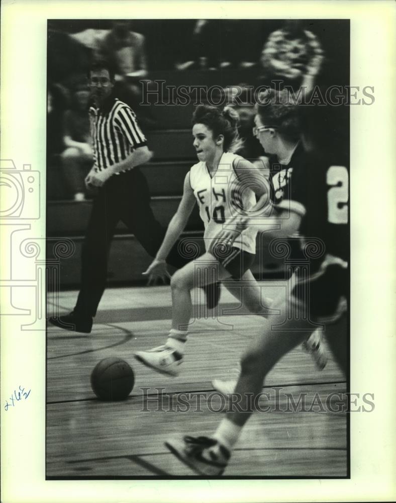 1988 Press Photo Gail Kaminsky takes ball downcourt at basketball game Milwaukee - Historic Images