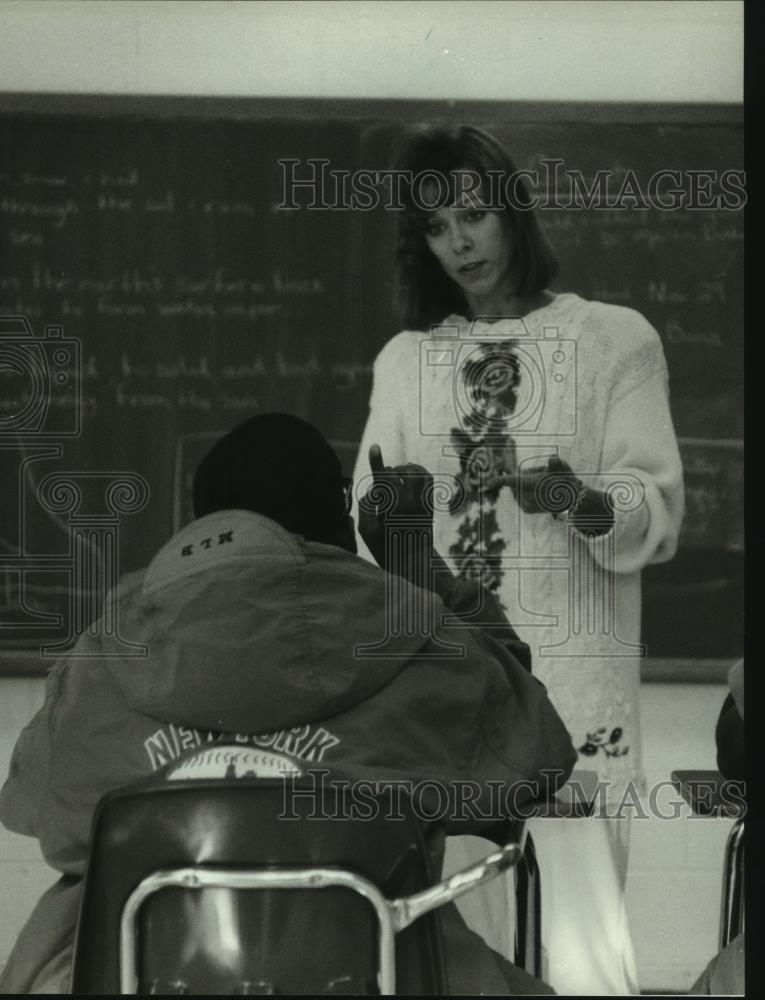 1994 Press Photo Lori Wendt at St. Charles Youth and Family Services, Milwaukee - Historic Images