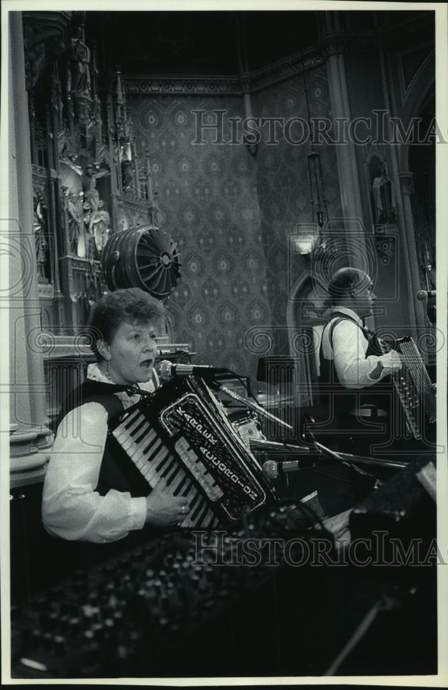 1993 Press Photo Barbara Lane, Mark Kremer play music at St. Casimir Parish - Historic Images