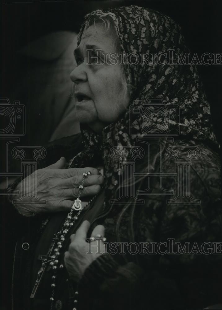 1994 Press Photo Juanita Medini,prays at Cross St. Anthony&#39;s Church, Milwaukee - Historic Images