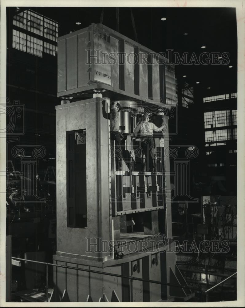 1983 Press Photo Hydraulic press at Nordberg Manufacturing Co. in Wisconsin. - Historic Images