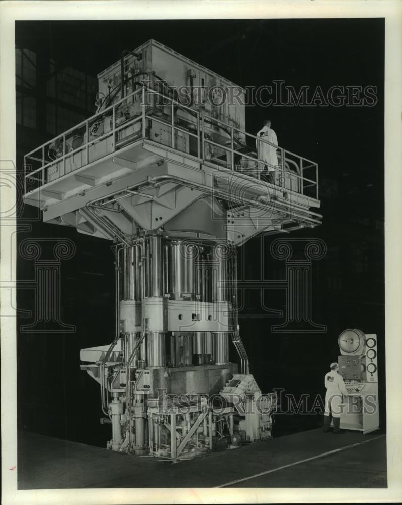 Press Photo 2,750 ton press at Nordberg Manufacturing Co. - mjb86531 - Historic Images
