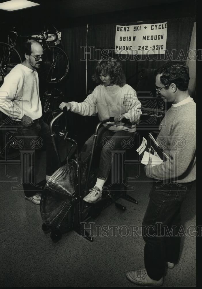 1988 Press Photo Exhibitor Benz Ski & Cycle at Business/Industry Fair, Mequon - Historic Images