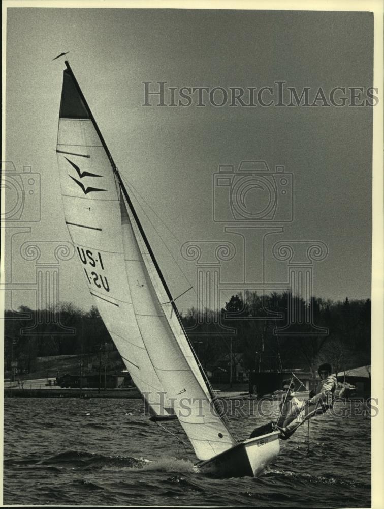 1988 Press Photo Wind &amp; Water Pewaukee Lake on a spring day - mjb86569 - Historic Images