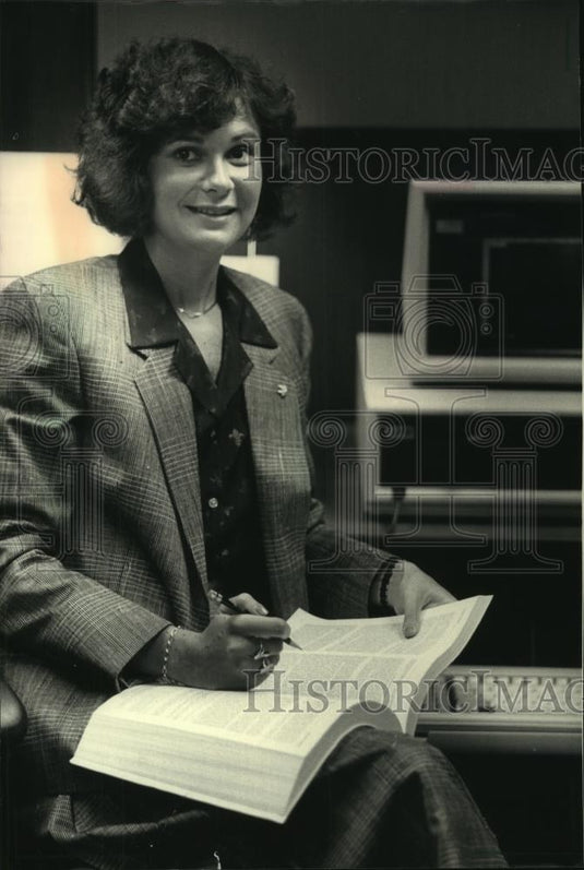 1987 Press Photo Financial planner, Milwaukee's Meridee Sagadin, reads tax book - Historic Images