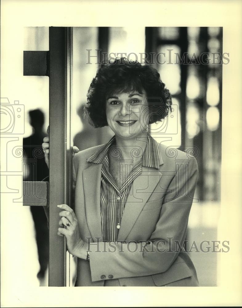 Press Photo Meridee Sagadin, Director of Seidman Financial services - mjb86620 - Historic Images