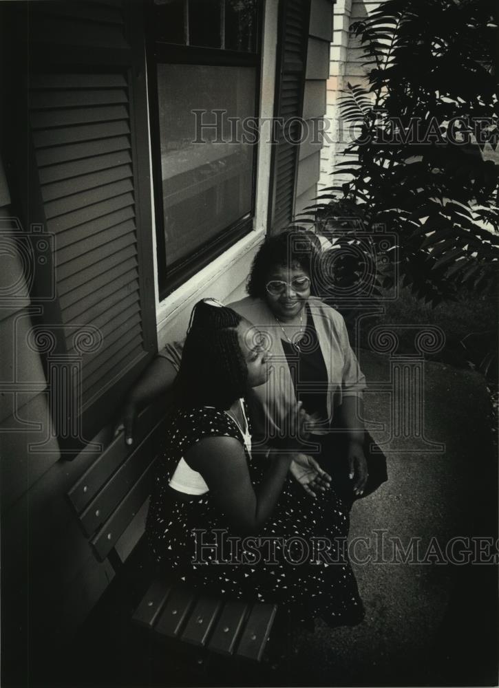 1990 Press Photo Lizzie Batemon, Milwaukee residence with her daughter Lisa - Historic Images