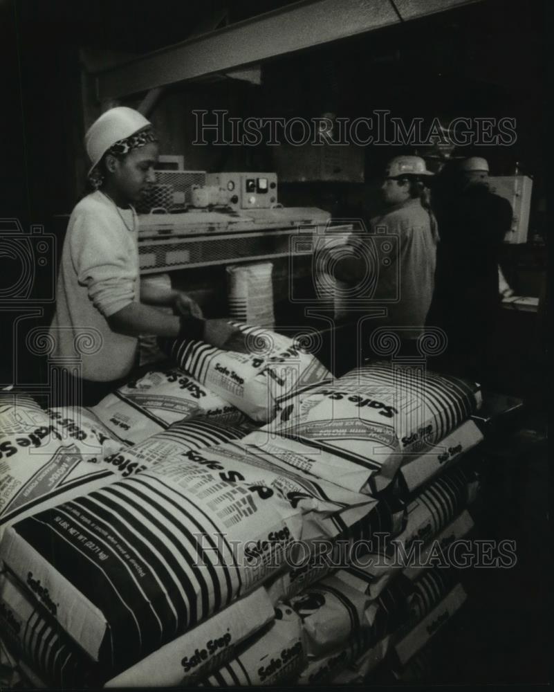 1994 Press Photo Julius Barker stacks Safe Step at Koos Inc, Kenosha - mjb86646 - Historic Images