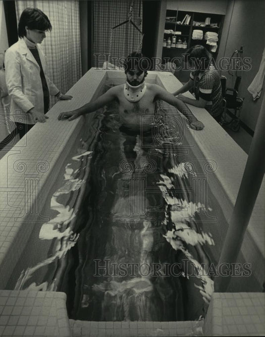 1985 Press Photo Ted Schneider, Sacred Heart Rehabilitation Hosp., hydrotherapy - Historic Images