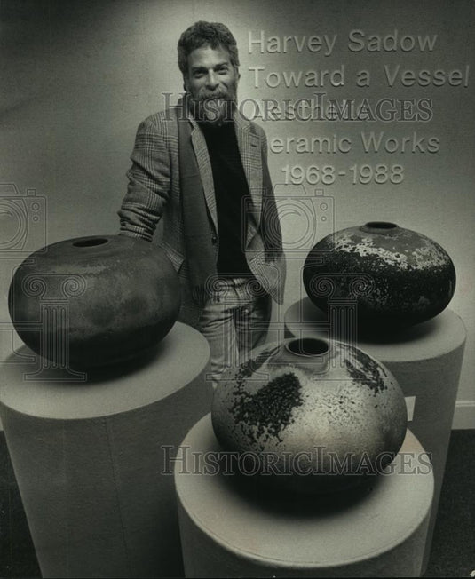 1989 Press Photo Harvey Sadow is showing his ceramics. Racine's Museum - Historic Images