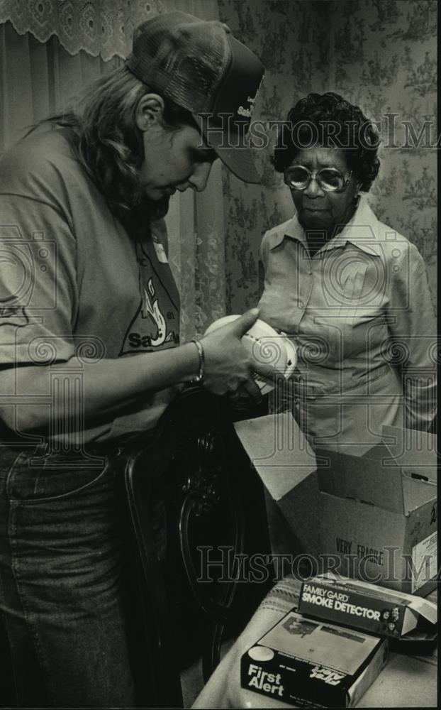 Press Photo Safe Heat Program, installer explains smoke detectors - mjb86670 - Historic Images