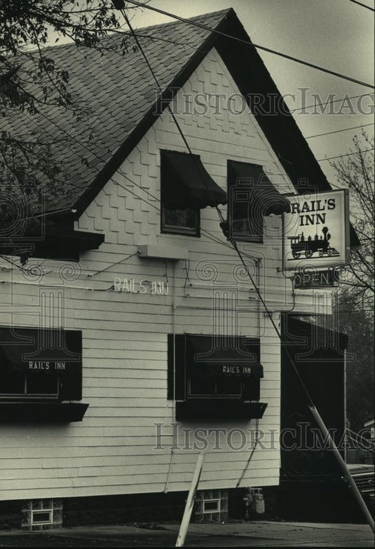 1987 Press Photo The Rail's Inn, a railroad track side business, St. Francis - Historic Images