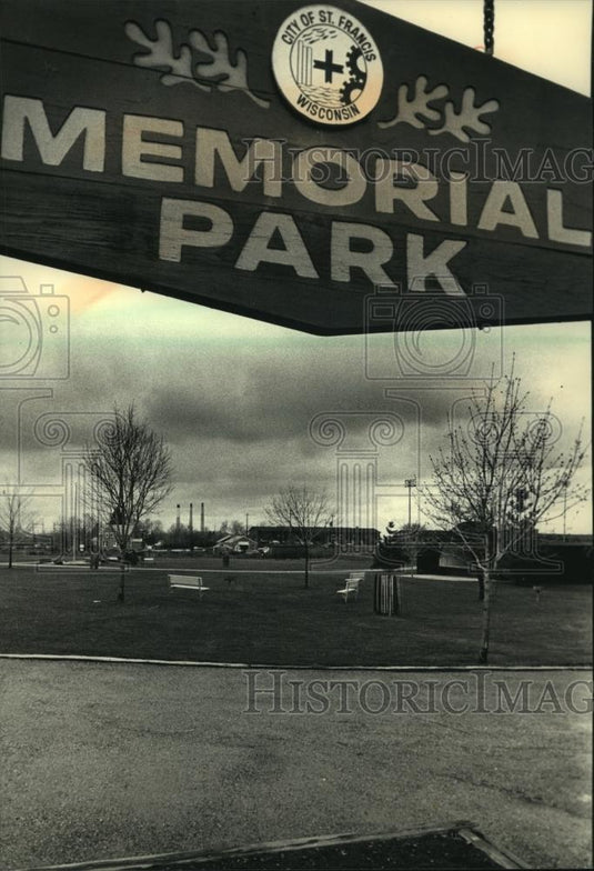 1988 Press Photo Residents homes next to Memorial Park, St. Francis, Wisconsin - Historic Images