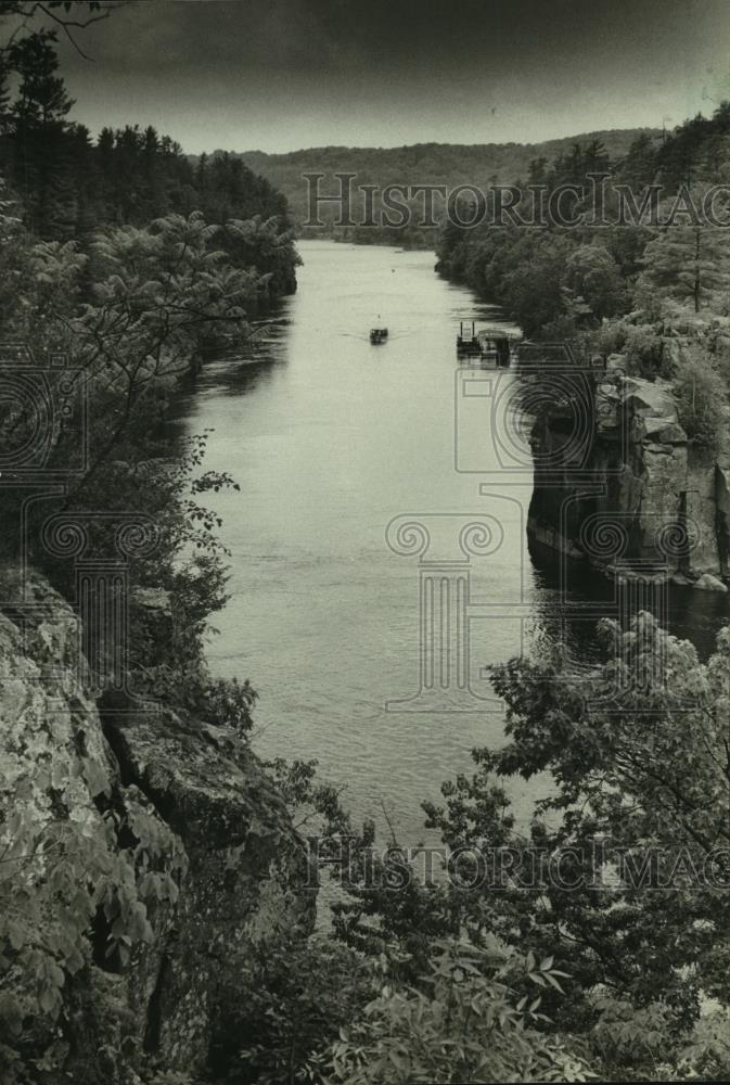 1981 Press Photo Cliff View of boat going down St. Croix River, Interstate Park - Historic Images