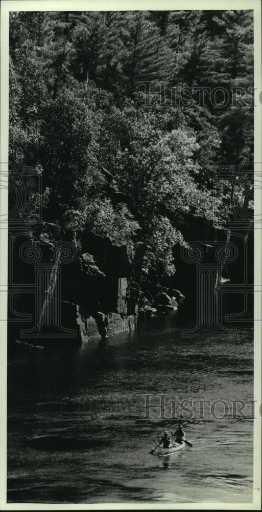 1982 Press Photo Two people canoe up the St. Croix River near the Falls - Historic Images