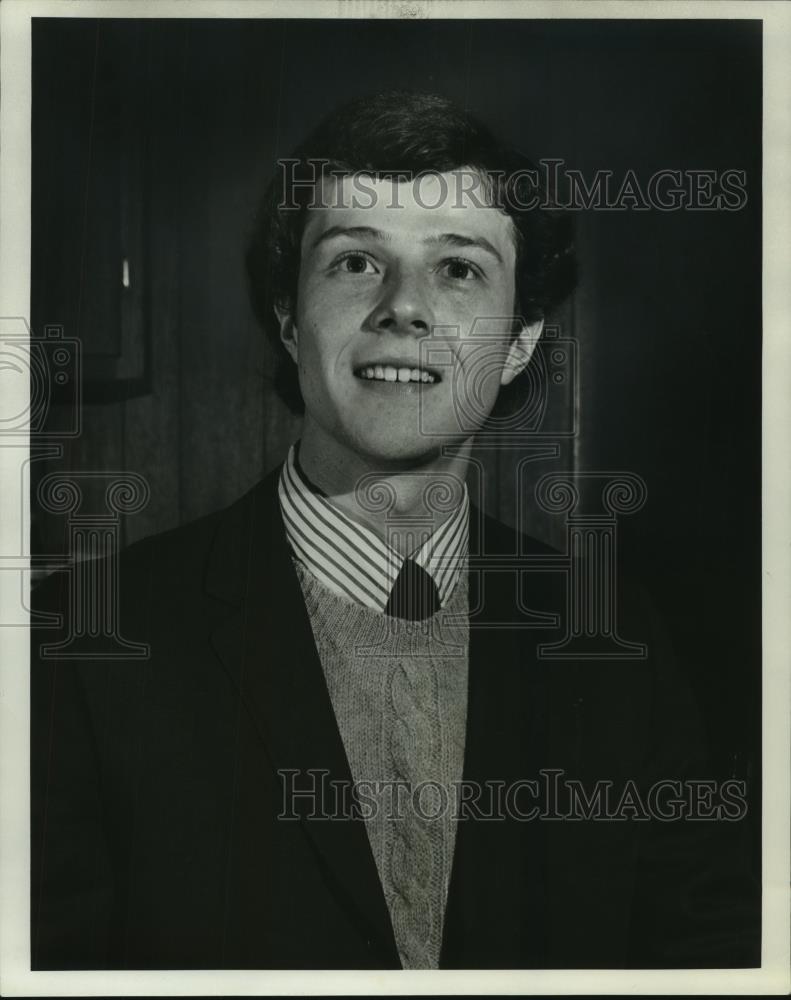 1976 Press Photo School board candidate Ross Plaetzer, Milwaukee, Wisconsin. - Historic Images