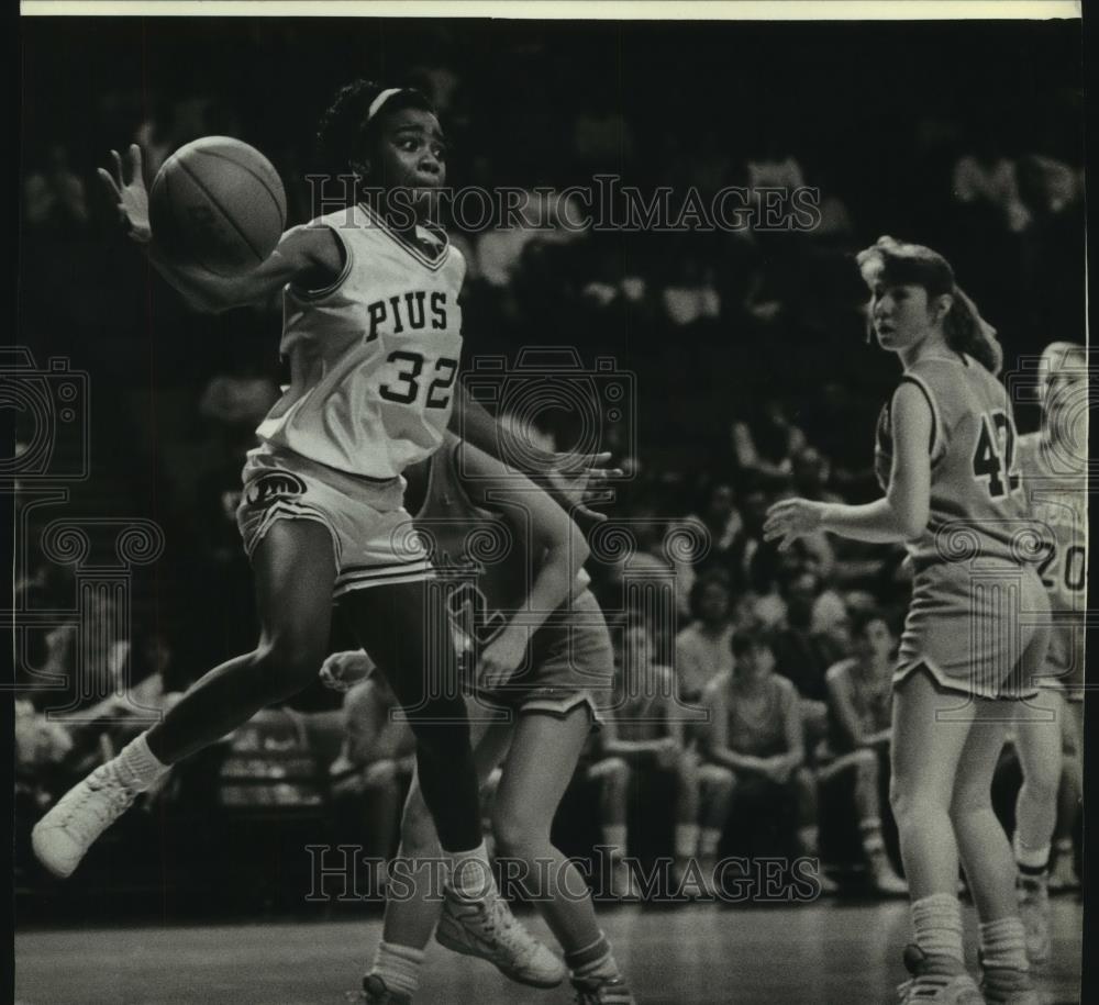 1989 Press Photo Margi Rumpf of Pius saves the ball from other team for title. - Historic Images