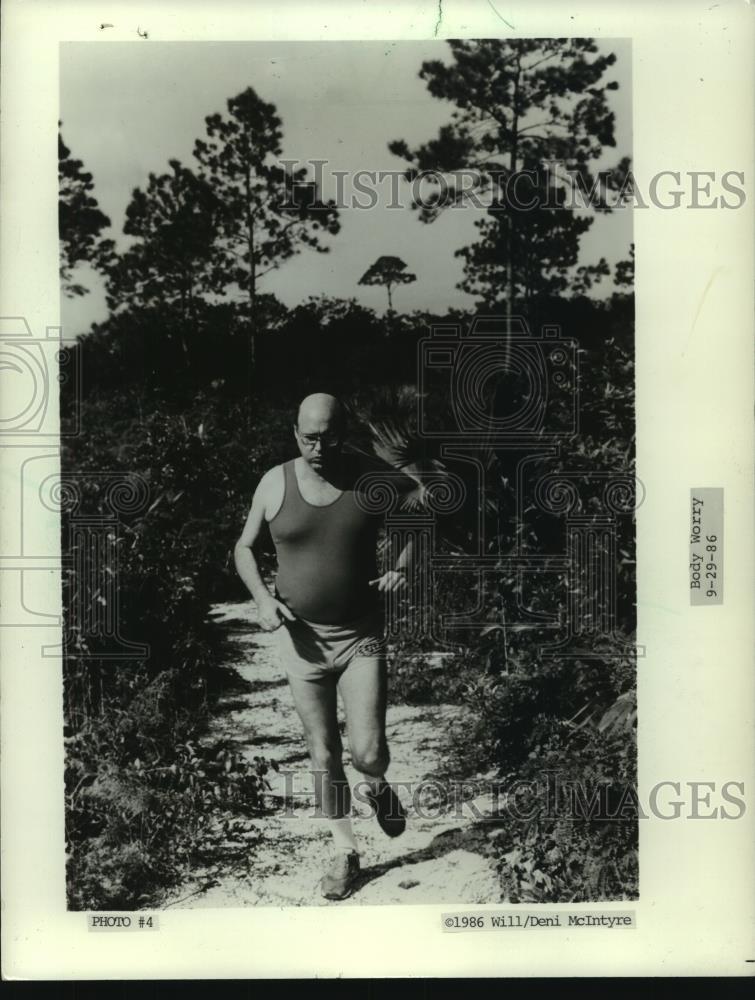 1986 Press Photo Remar Sutton jog-walks two miles &amp; walks until breathing calms - Historic Images